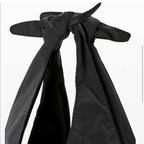 LULULEMON VERY RARE, HARD TO FIND BLACK “CROSS IT OFF” TOTE 20L GOOD AS NEW. - Picture 5 of 10